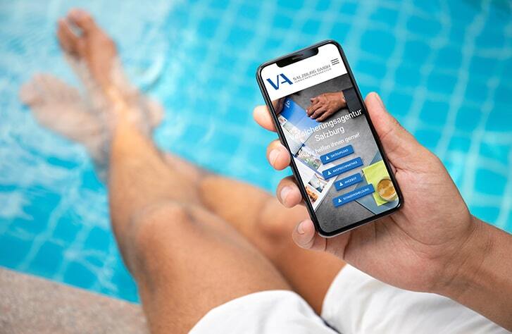 Person entspannt am Pool mit Smartphone in der Hand, auf dem die Website der UNIQA Generalagentur VA Salzburg geöffnet ist